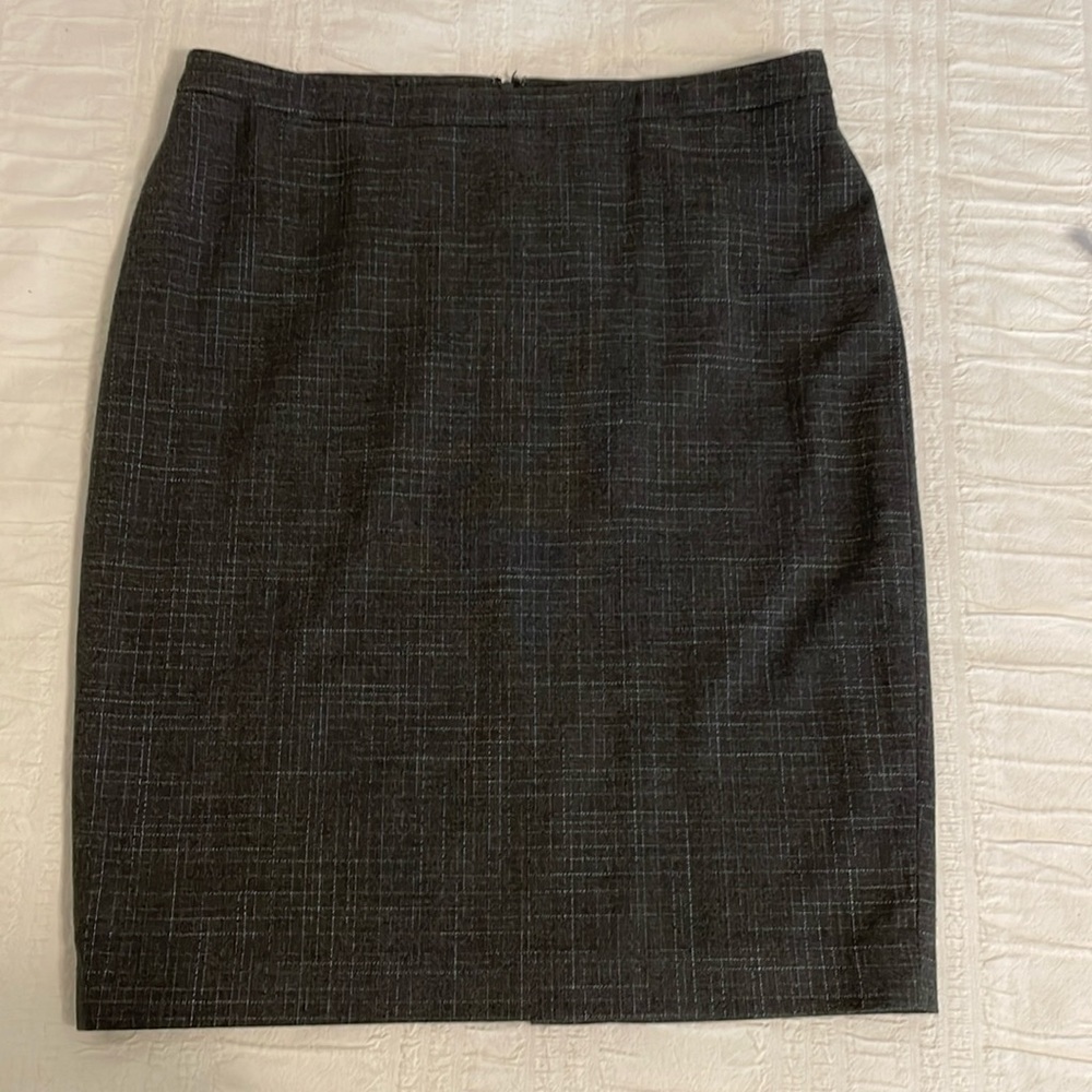 Ann Taylor suiting grey pencil skirt, back zip, back slit at hem, sz 14